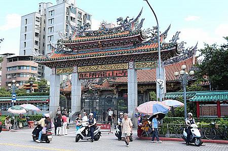 龍山寺正面の外門
