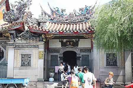 右手が入口