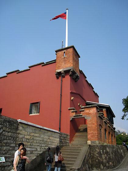 住所：中正路8巷 9:30-21:30、18:00以降は室外及びレストランのみ解放\\n月曜休館