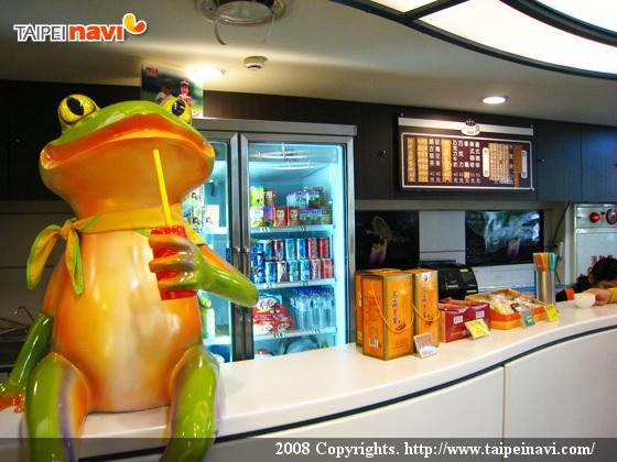 コーヒーから中国茶、軽食など。テーブル席や水槽の前でゆったりと時間を過ごせそうです。
