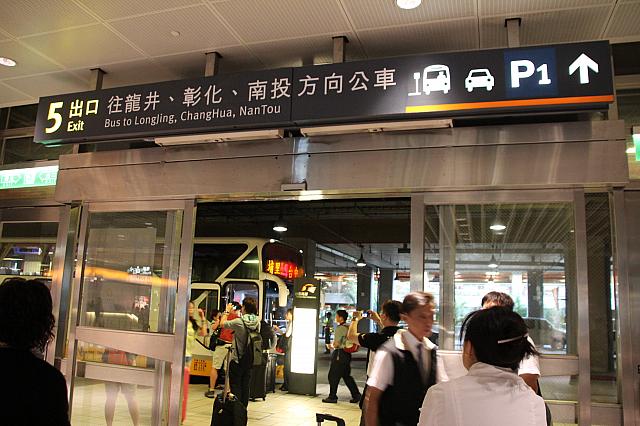 高鉄「台中」駅からだと、5番出口が日月潭へのバス乗り場です