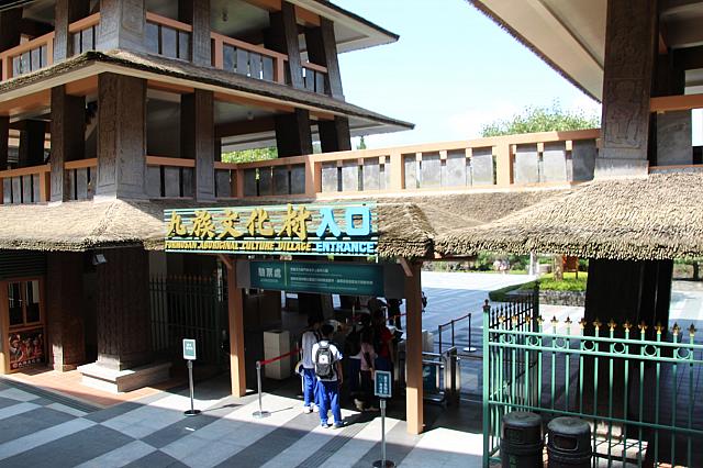 ロープウェイを下りて、九族文化村への入口