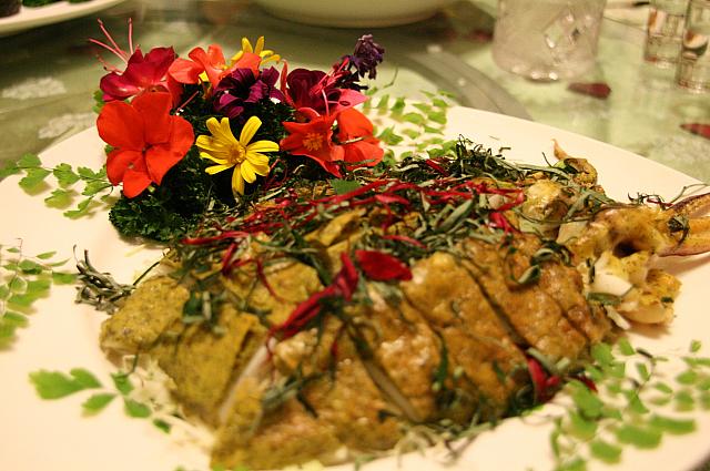 刺葱烤軟絲　埔里にしかないネギと花弁がかかったイカの料理