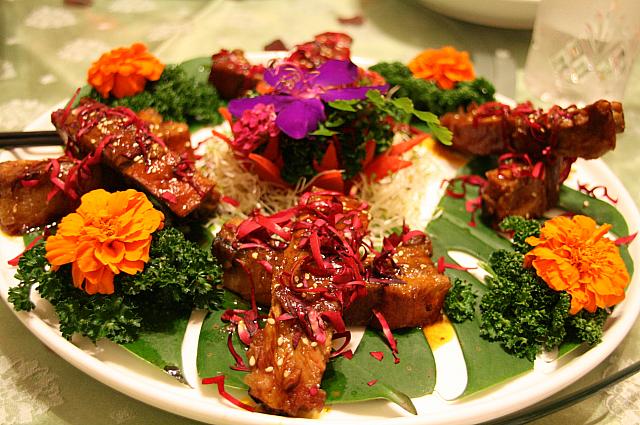 玖瑰烤肋排　後にも先にも肉料理はこれだけで、男性は物足りない？パッションフルーツで煮込まれたリブ肉でした。