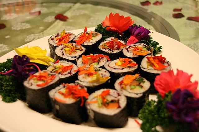 花寿司　バラ、ニンジン、アスパラ、キュウリ、刺葱、肉そぼろが入った巻きずし。肉そぼろが台湾的ですが、中身の組み合わせは美味でした。単品だと一皿300元。