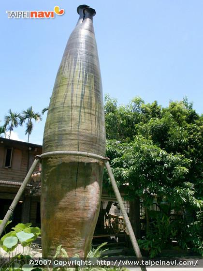 ６ｍもの高さの紀念陶器はこれ。