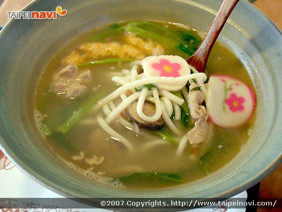 蛇窯で焼かれた大きなどんぶりで、麺をいただきました。