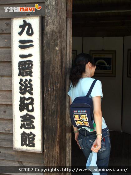 震災記念館、震災後の写真が展示されています。　