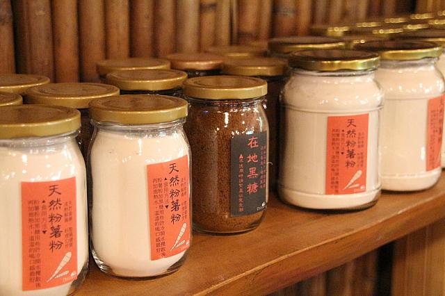 レストランには、各種おみやげも並んでいます