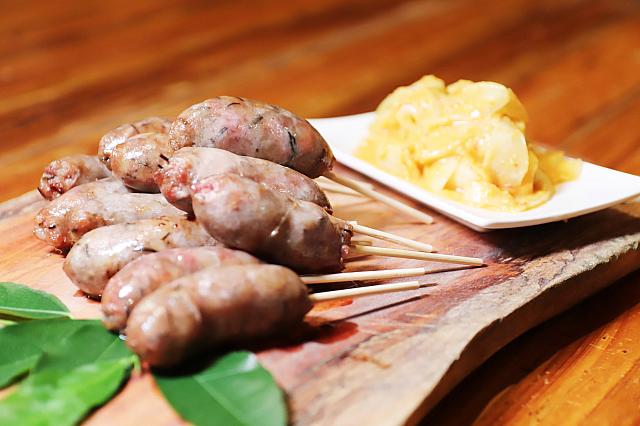 特製ソーセージは台湾風キムチと一緒にパクリ