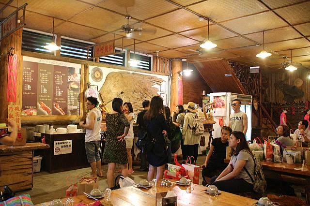 チェックインカウンターは、1階レストラン内