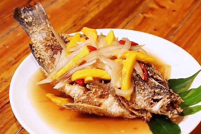 わぁ～！魚料理にマンゴーが乗っています！