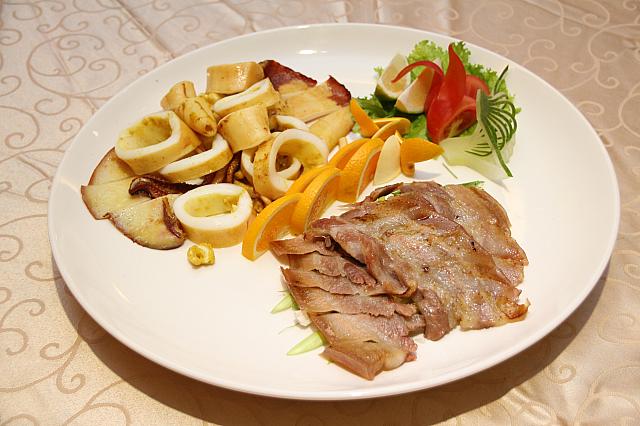 みそ味の豚肉とカレー味のイカの料理、どちらの味付けもおいしかったです！
