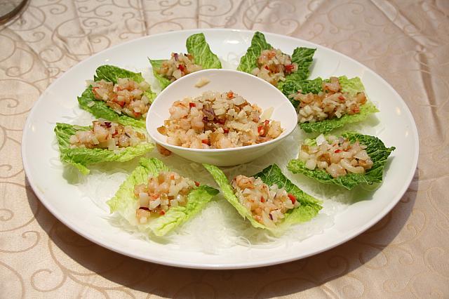 クワイやエビ、宜蘭名産のキンカンがのったサラダ