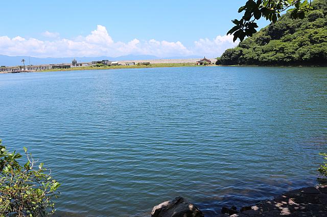島の湖には魚もいます