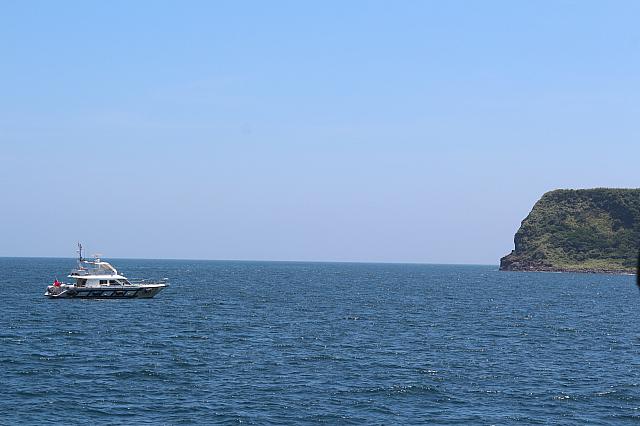 島に近づく船