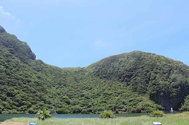 菩薩様が山のふもとに見えます