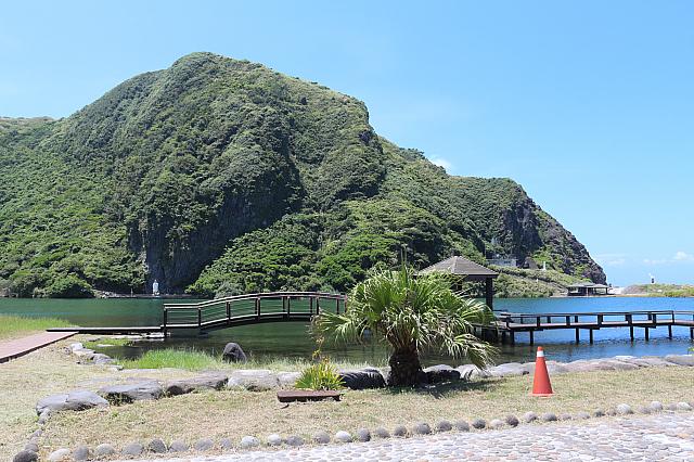 小さな島に山あり