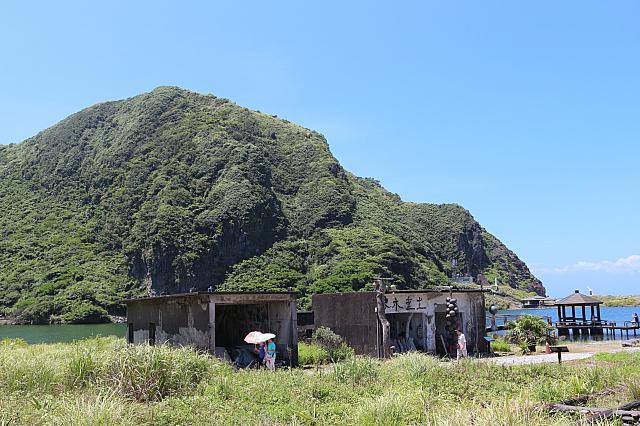 学校前には湖