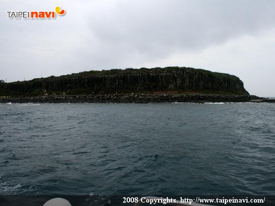 澎湖特有の海水浸食からできた直立岩が船から見えました