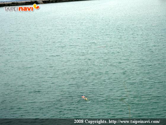 泳いでいる人発見！ガンバレ