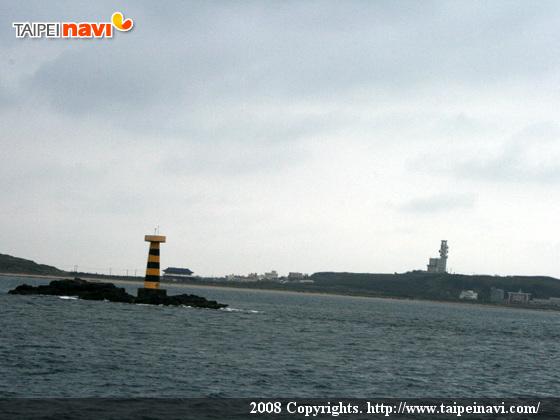 この灯台のあるところも島の一つだそうです　望安島へ着きました