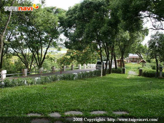 八田が見る方向にはダムが。