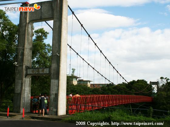 橋の向こうには、芸術大学があるそうです。