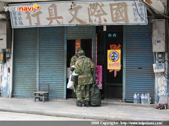 町で見かける兵士たち、皆2人一組