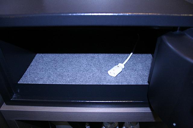 金庫の中にはコンセントが！携帯電話などを保管したまま充電ができます。