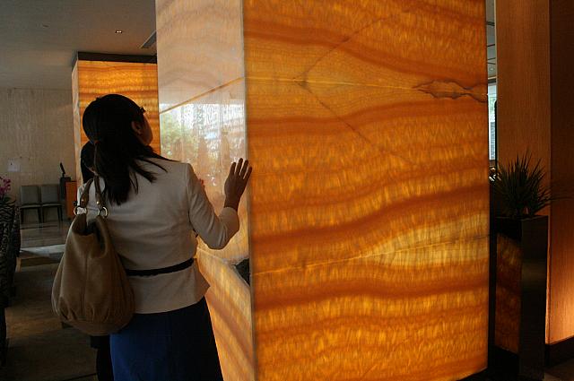 光る大理石の大きな柱！柱の中にライトを設置しています。