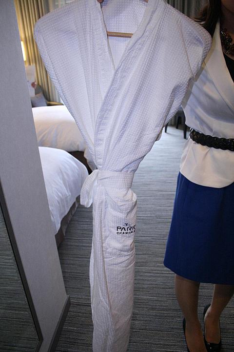 バスローブを発見、タオル地ではなく薄手なので、浴衣代わりに着用できます。