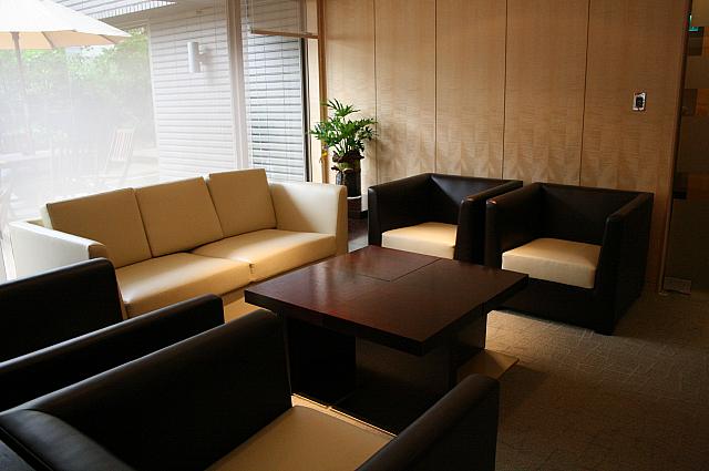 おくにはゆったり広々としたソファーも。