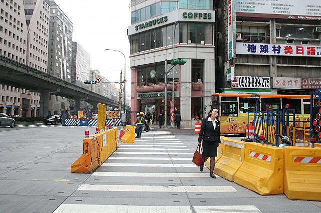 目の前に大安駅。駅を出て、横断歩道を渡って、スタバを越えるとすぐあります。