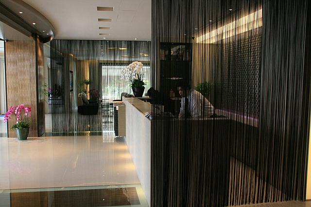 レストランは主に宿泊客の朝食のために設けられた空間のため、基本的にホテルはひっそりとしています。大通りよりひとつ中に入ったロケーションだから、ということもあるでしょう。