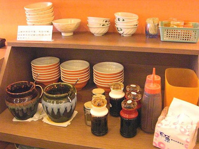 小皿や調味料はセルフで