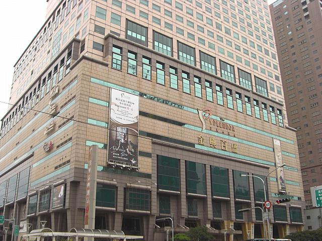 中港路と健行路の交差点にあるスプレンダーホテル