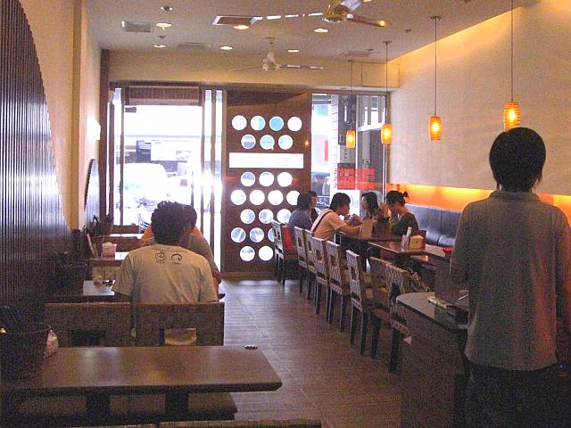 店内は日本といっても違和感のない感じです