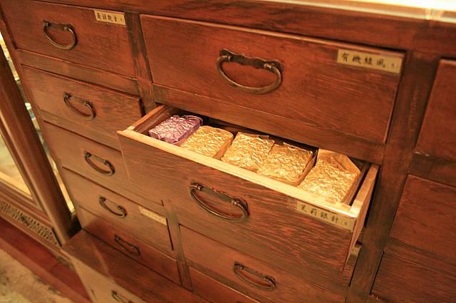 中国の古い漢方薬箪笥。小さい引き出しが沢山あるので、小物の整理にとても便利。お店では、茶を整理保管するのに使っています。