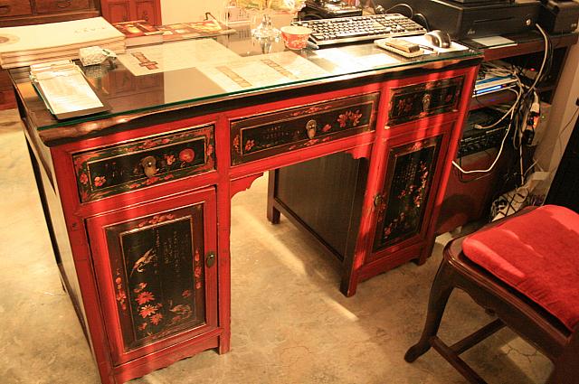 入り口のデスクは、上海のアンティーク財務机。赤い塗りが引き立ってきれい。なんと100年以上のものだそう。