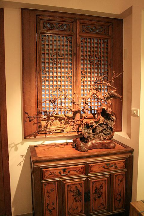 手前にあるのは不思議な形の老木の置物。鶏＊木という珍しい木なのだそうで、なんと自然に小鳥の形と木になる実の形が出来上がっています。ナビは、絶対彫刻したものだと思ってました！