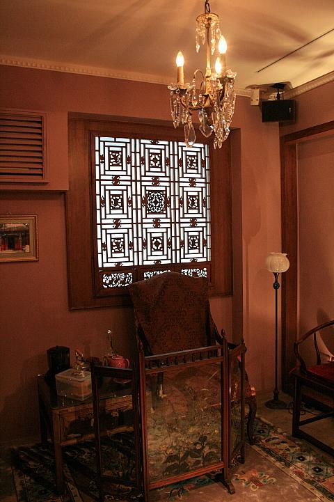 すかし彫り模様の入った木製の窓。他で見たことのあるものより、状態が好いものなのでしょう。彫りがきれいで味わいがあります。