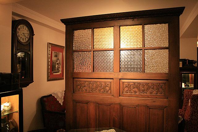 瑠璃が入った間仕切り。古いイタリアの瑠璃だそうです。とても綺麗！