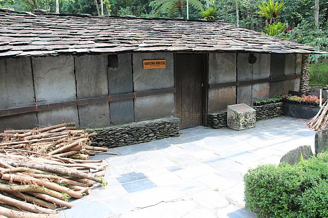 石をそのまま壁としている家屋