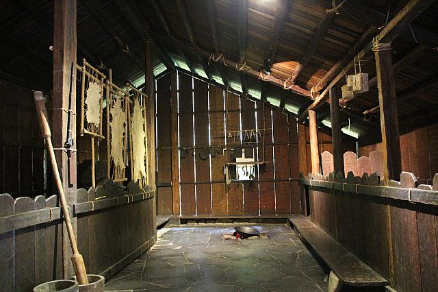 粟を保存する倉庫は神聖で、屋根が高くて、広いです