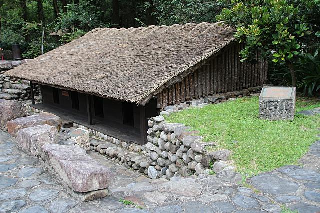 タオ族の家屋は、暴風雨を避けるため地面に掘られます