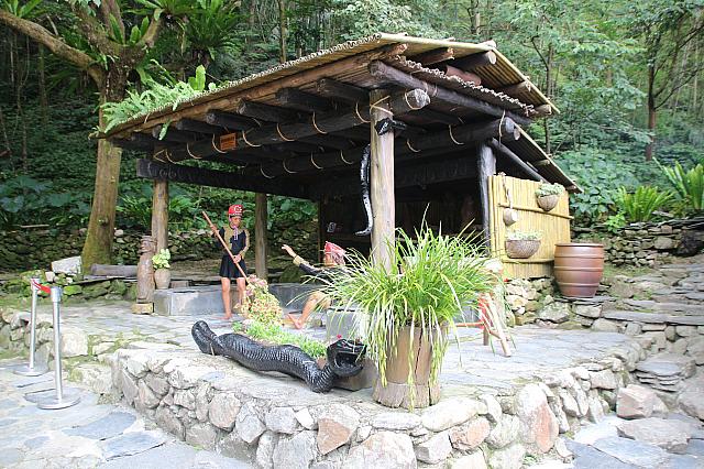 伝統衣装の人形