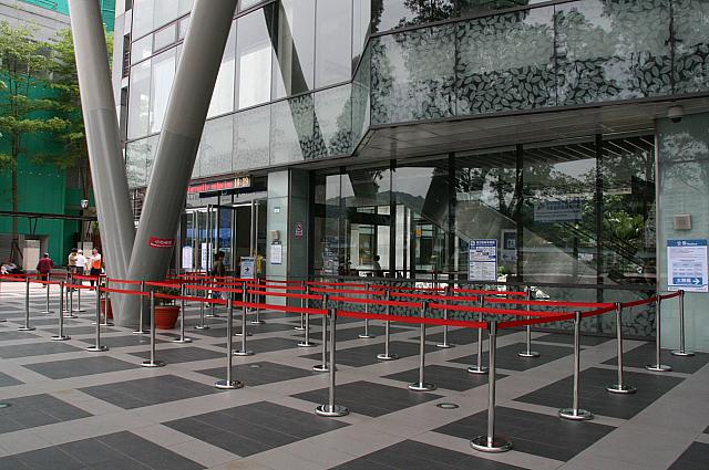 駅の外、ここまで人が並んでいたら相当です…
