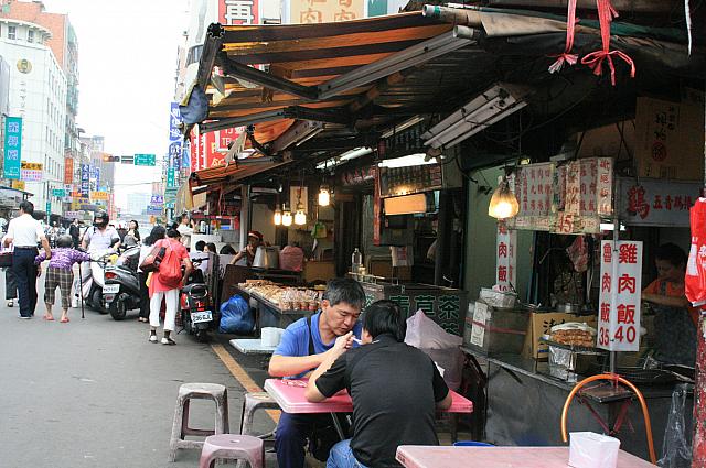 外側も屋台が並びます