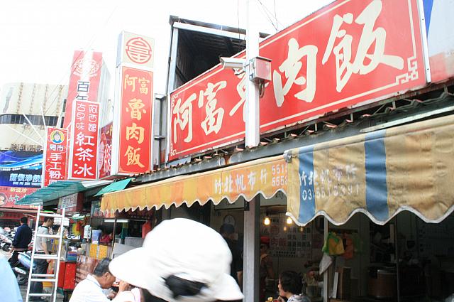 中に入る前に食べるものを迷います